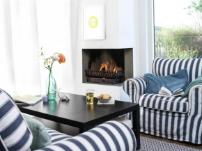 Bungalow with a fireplace at Loosdrechtse Plassen